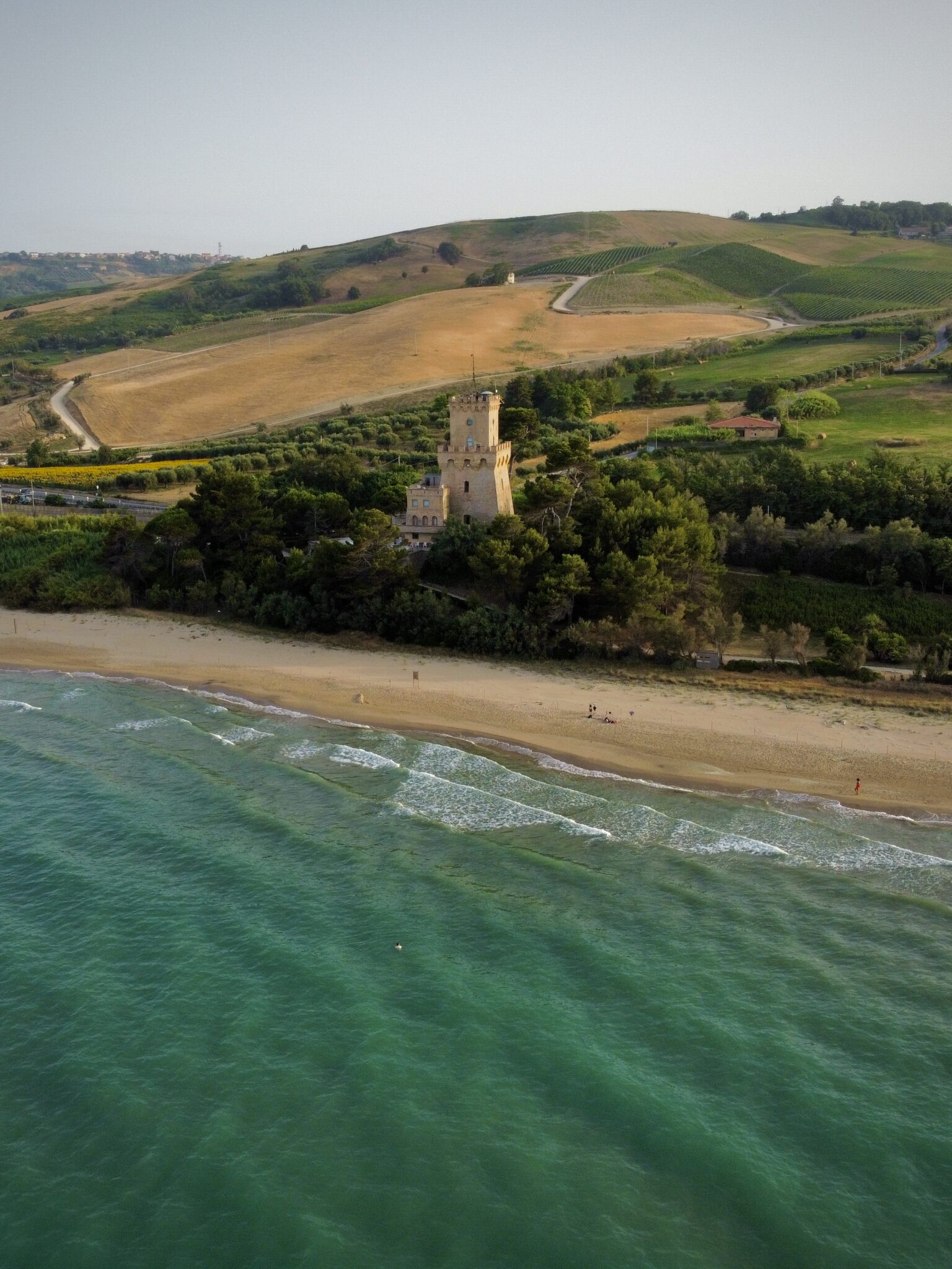 La spiaggia di Pineto con la Torre di Cerrano vista dall'alto