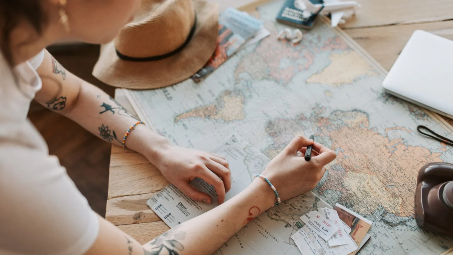 Pianificazione di un viaggio su una mappa cartacea